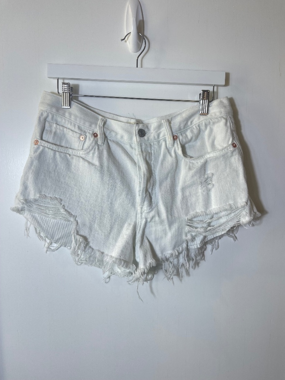 FP We The Free Loving Good Vibrations White Denim Cut Off Distressed Short Sz 28